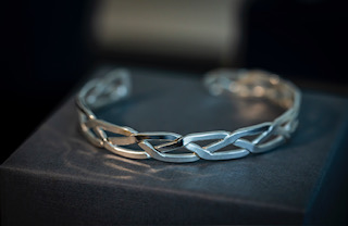 Detalj av silverarmband